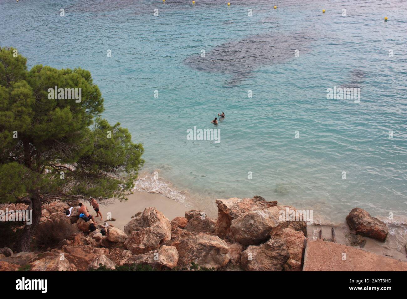 Sommerurlaub am Meer zwischen den Stränden und den wilden Buchten der Ibiza-Natur in cala Salada und Saladeta Stockfoto