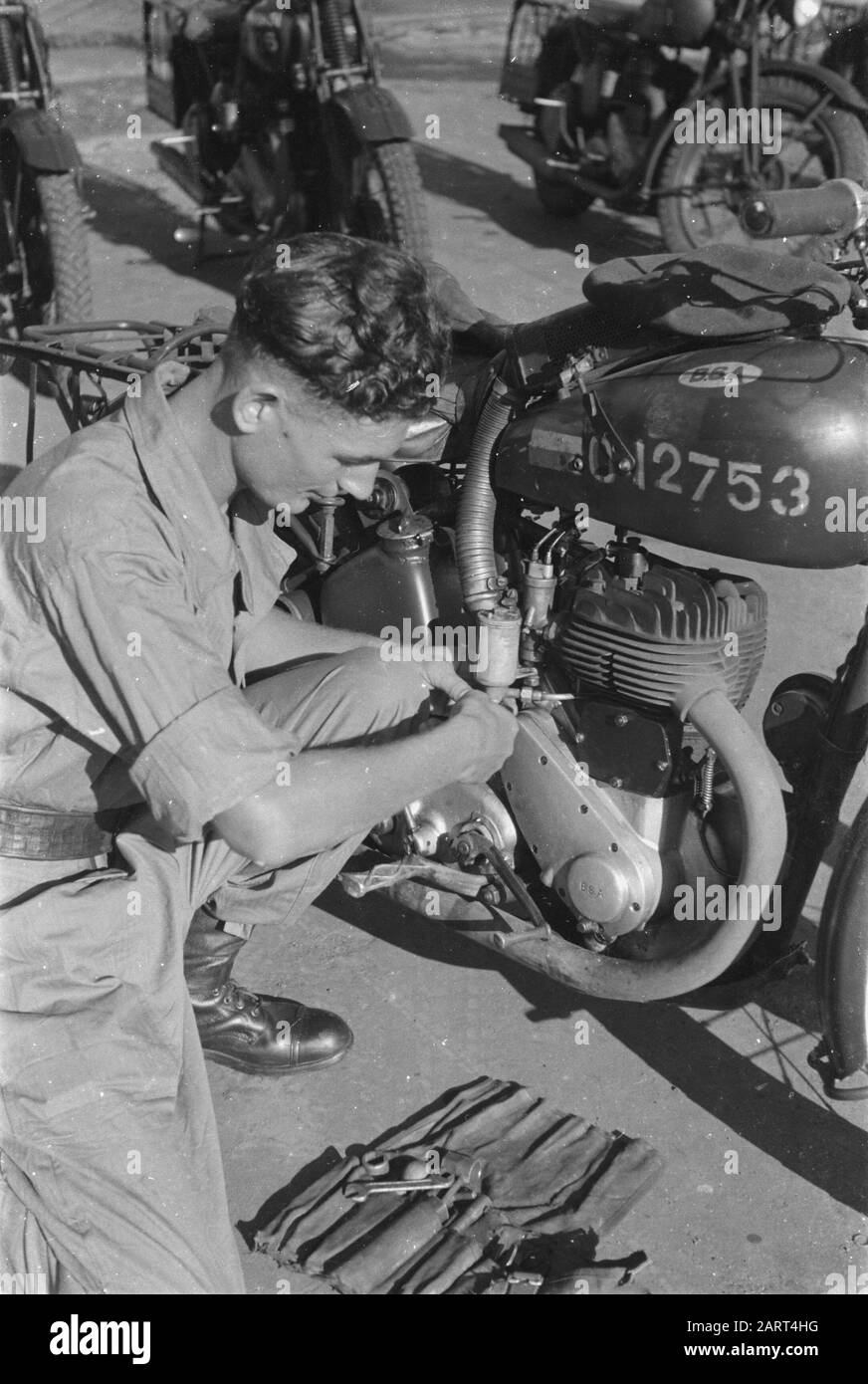 Schulungs- Und Motorradfahrer (S.O.B.M.) bei Bandoeng Soldier Wartung des Motorrads Datum: April 1947 Ort: Bandung, Indonesien, Niederländisch-Indien Stockfoto