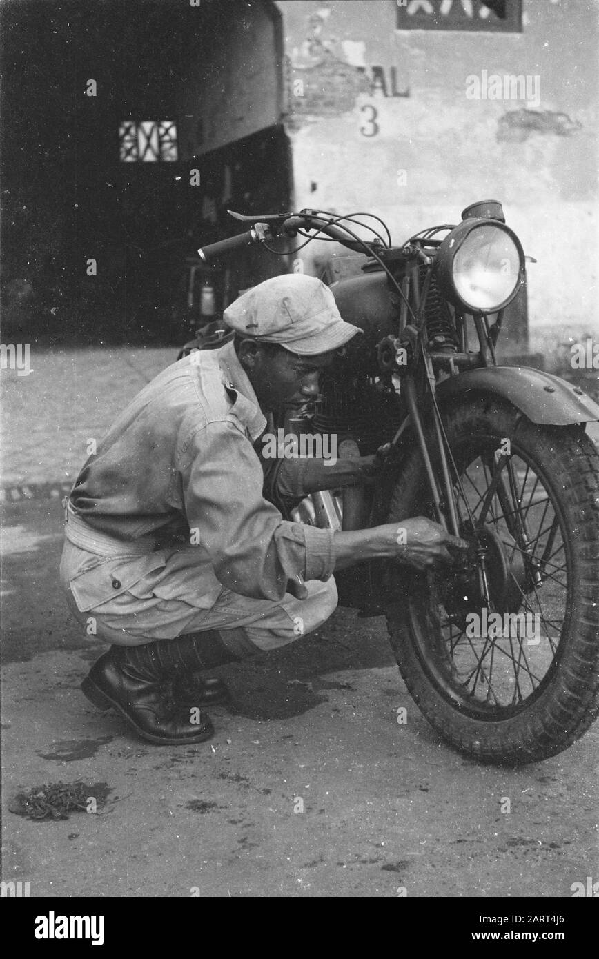 Schulungs- Und Motorradfahrer (S.O.B.M.) bei Bandoeng Soldier Maintenance am Motorrad Datum: April 1947 Ort: Bandung, Indonesien, Niederländisch-Indien Stockfoto