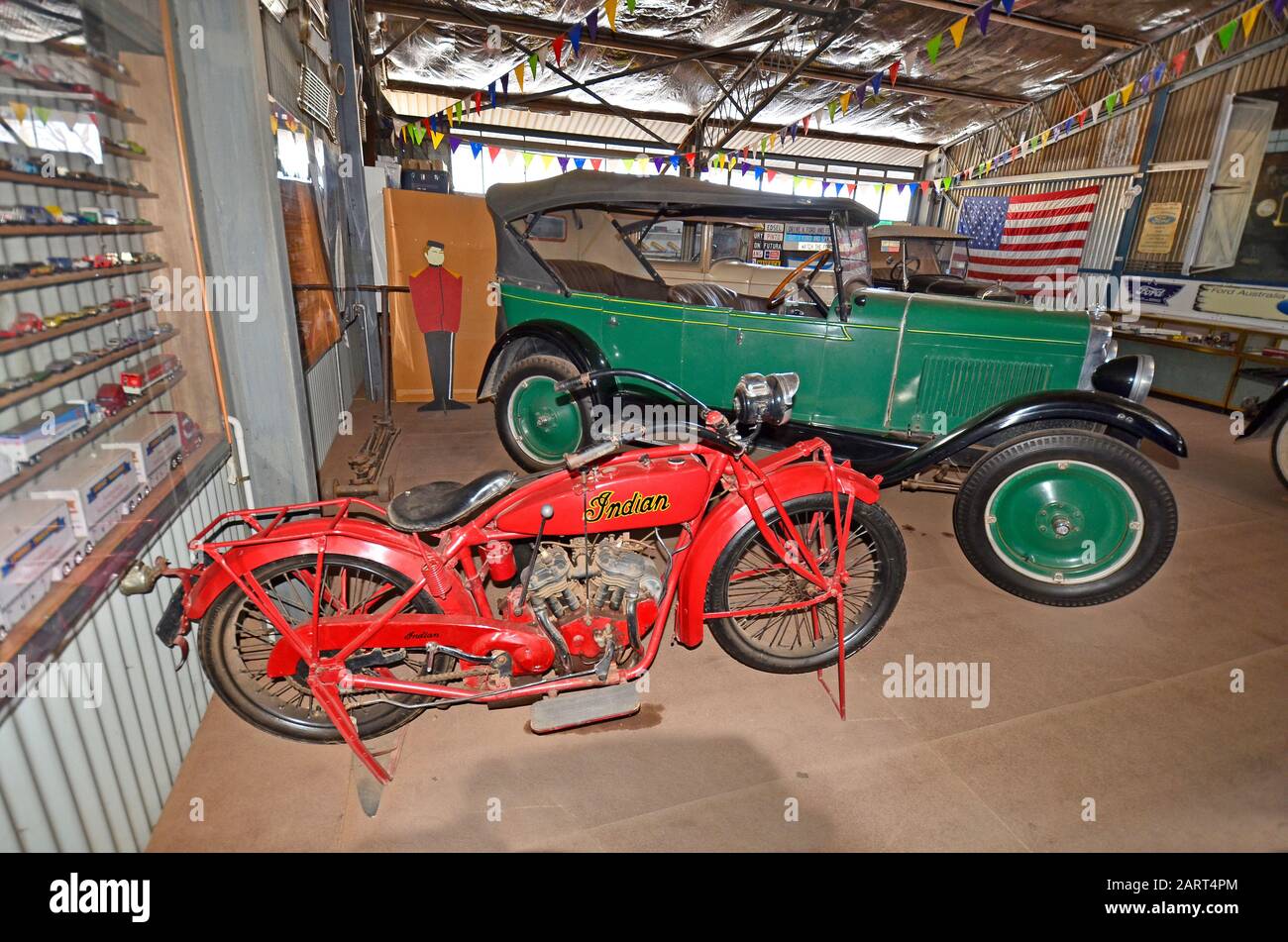 Alice Springs, NT, Australien - 20. November 2017: Oldtimer im Ghan Museum, Chevrolet National Tourer und Indian Scout Bike Stockfoto