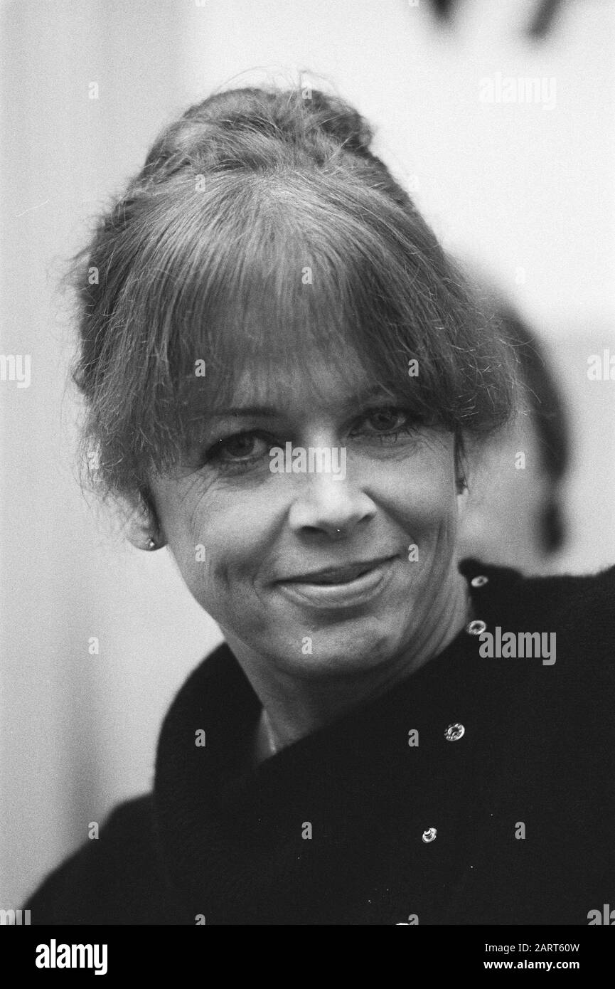 Pressekonferenz Vara im Zusammenhang mit der Programmsaison '83-'84 und Präsentation der neuen Vara Vignette (ohne Roster) Sonja Barend Datum: 26. September 1983 Schlagwörter: Sender, Pressekonferenzen, Porträts, Programmmacher Personenname: Barend, Sonja Stockfoto