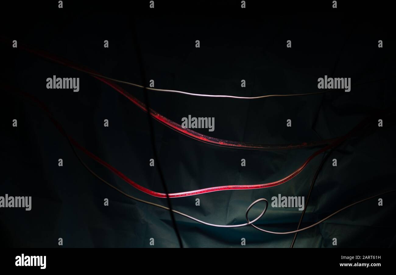 Deutschland. Januar 2020. Blut fließt während einer Operation in der Neurochirurgie durch die Röhrchen. Kredit: Marijan Murat / dpa / Alamy Live News Stockfoto