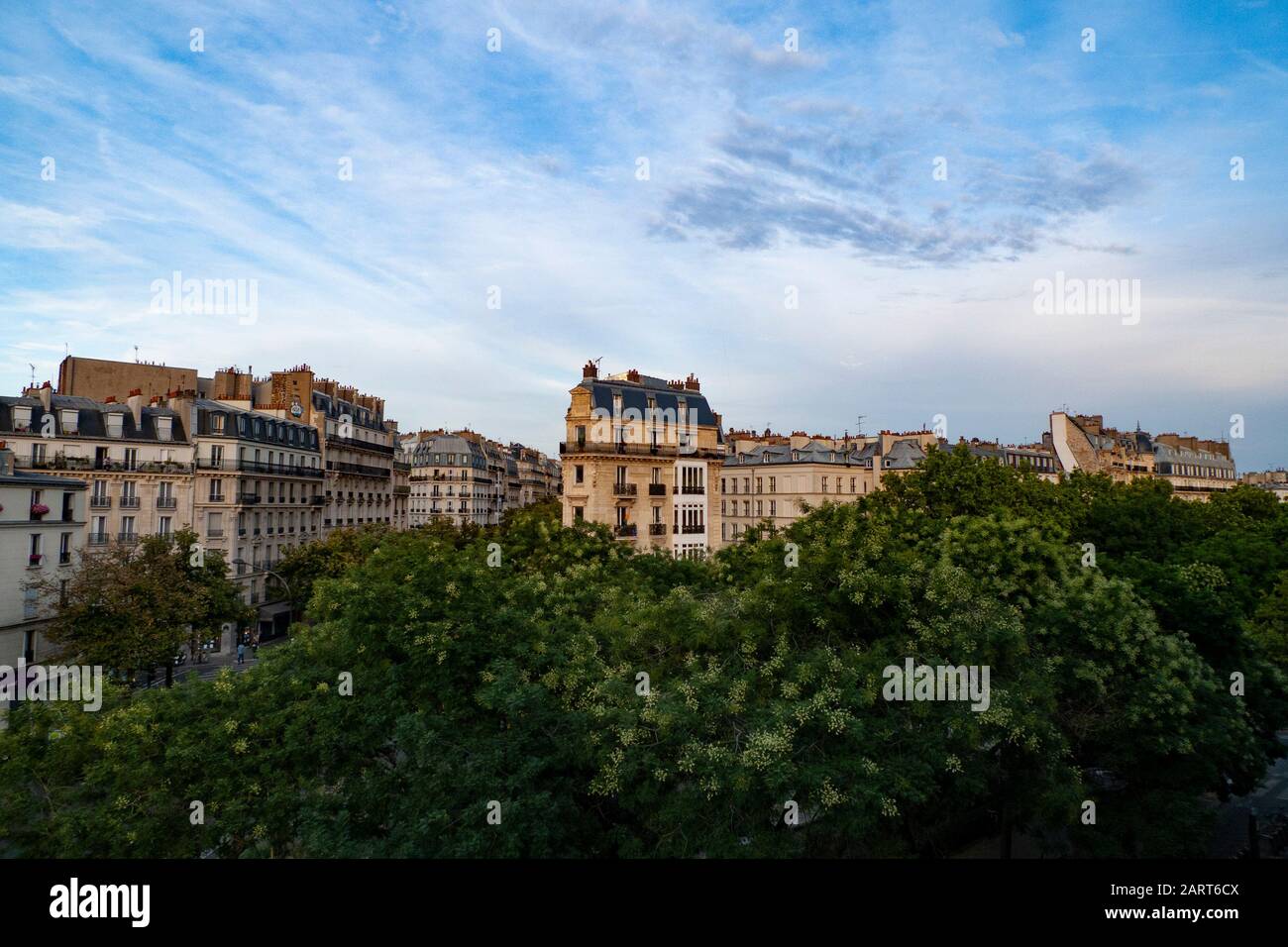 Der Boulevard Richard Lenoir im Sommer mit blauem Himmel und weichem Licht. Stockfoto