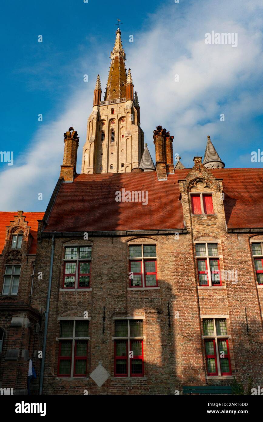Turm der Liebfrauenkirche von Brüggen in Belgien mit dem Apothecary des Sint-Janshospitaals im Vordergrund. Brügge, Brüggen, Belgien. Stockfoto