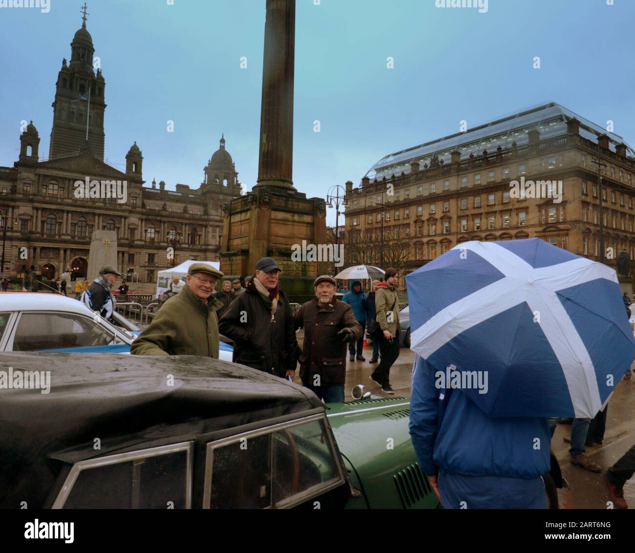 Glasgow, Schottland, Großbritannien, 29. Januar 2020: Großbritannien Wetter: Wet Monte Carlo Rally UK Start sah die Oldtimer in der Mitte der Stadt auf dem George Square vor den verzierten ratsämtern die Stadtkammern versammeln. 2020 findet die 23. Ausgabe der Historique Veranstaltung und die 5. Ausgabe der Classique Veranstaltung statt. Copy-Rite Gerard Ferry/Alamy Live News Stockfoto