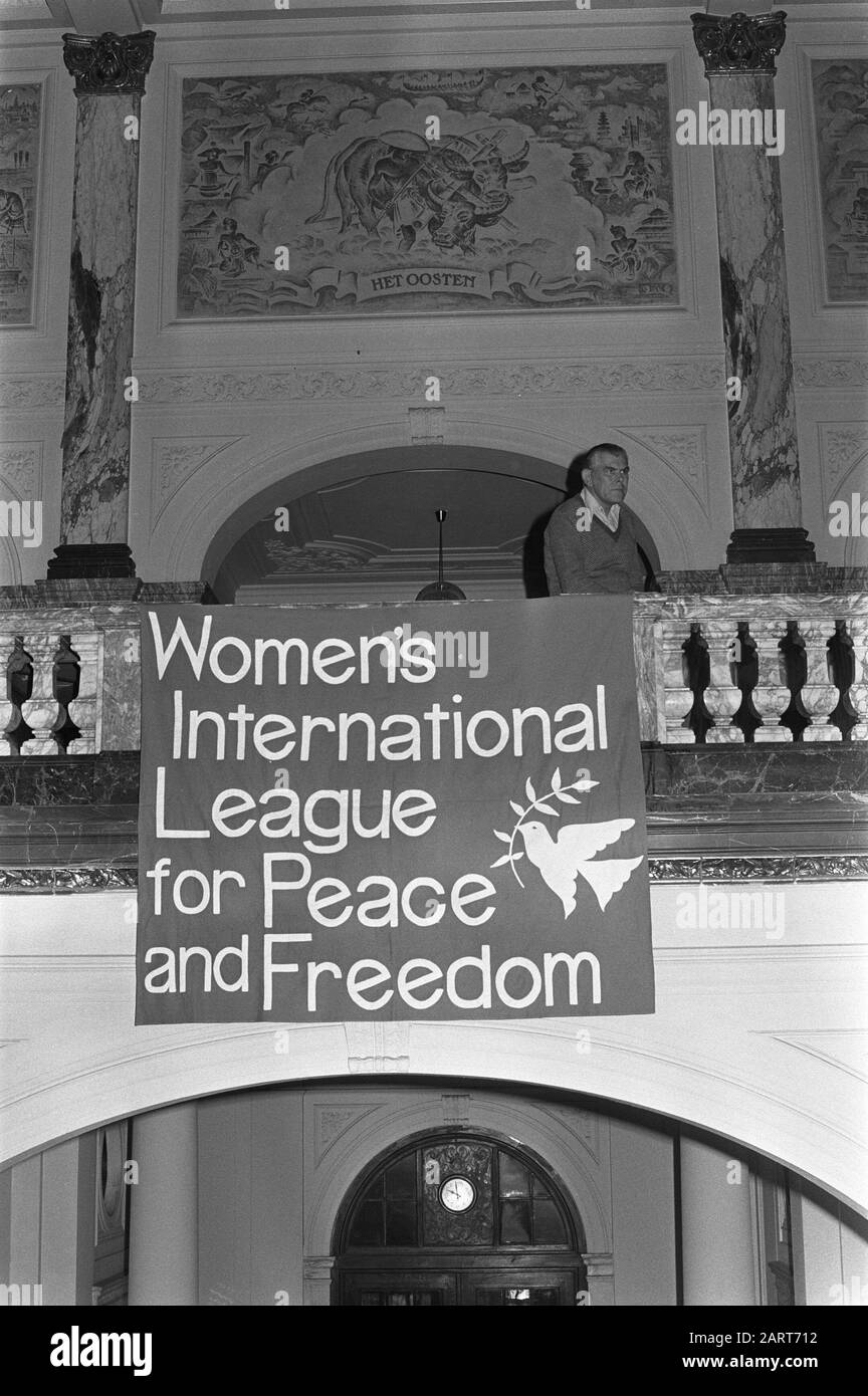 Internationale Frauenfriedenskonferenz im Tropenmuseum Banner Internationale Liga für Frieden und Freiheit Frauen Datum: 27. November 1981 Ort: Amsterdam, Noord-Holland Schlüsselwörter: Konferenzen, Banner Institutionenname: Tropenmuseum Stockfoto