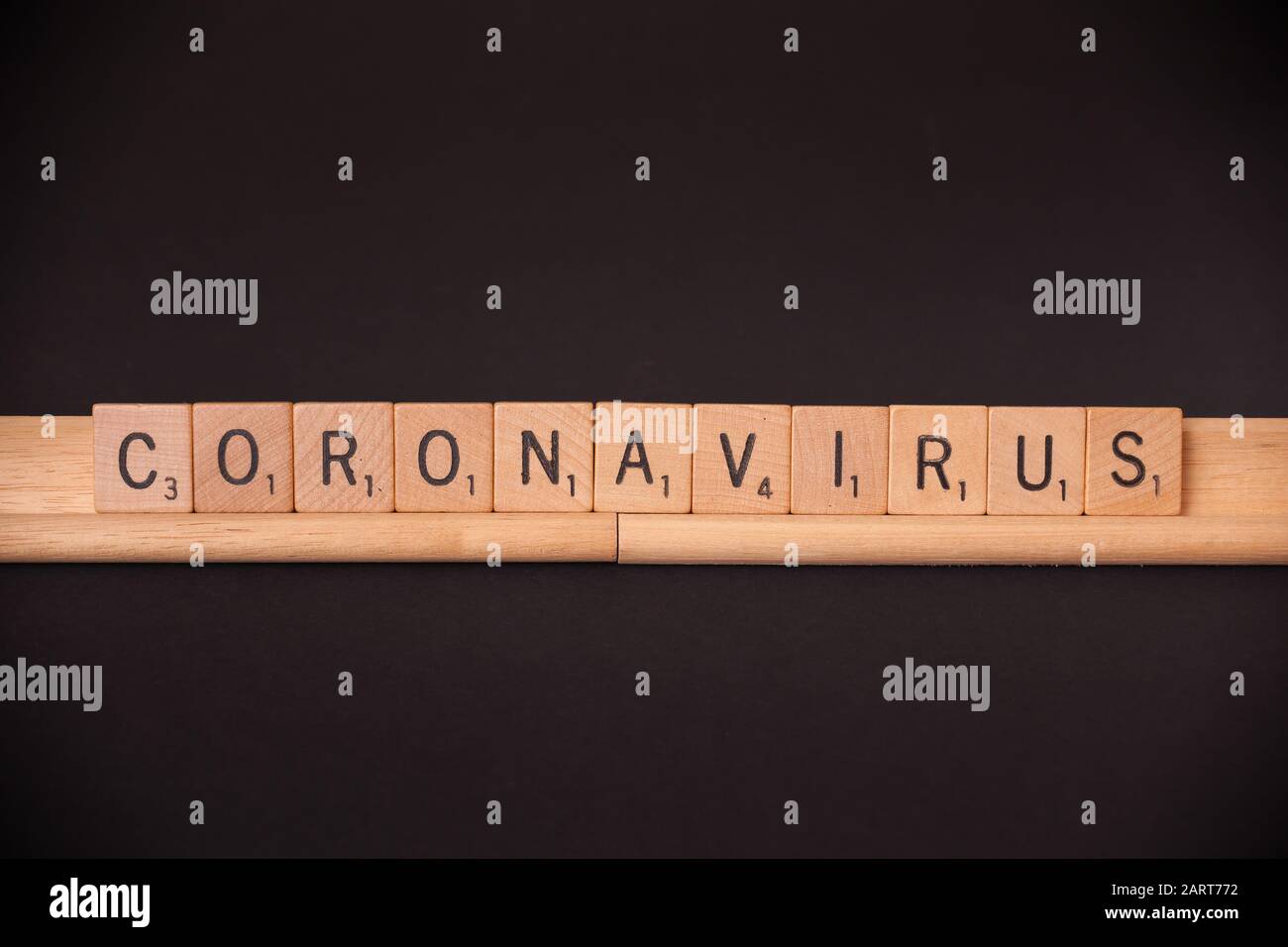 Woodbridge, NEW JERSEY/USA - 29. Januar 2020: Das Wort Coronavirus wird mit Scrabble Kacheln in diesem anschaulichen redaktionellen Bild ausgeschrieben. Stockfoto