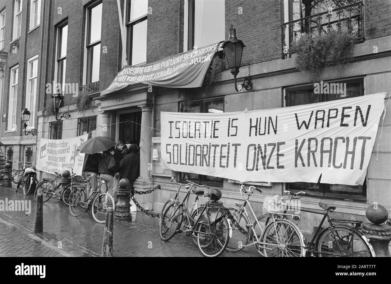 Goethe-Institut besetzt mit Angehörigen und Sympathisanten von RAF-Häftlingen Banner an der Fassade Datum: 14. April 1989 Schlagwörter: Besetzung, Institute, Slogans, Banner, Sympathisanten Stockfoto