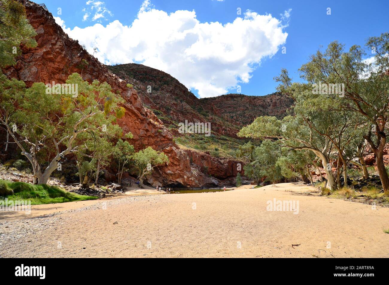 Alice Springs, NT, Australien - 17. November 2017: Unidentifizierte Menschen in der Ormiston Gorge im Nationalpark West McDonnell Range Stockfoto