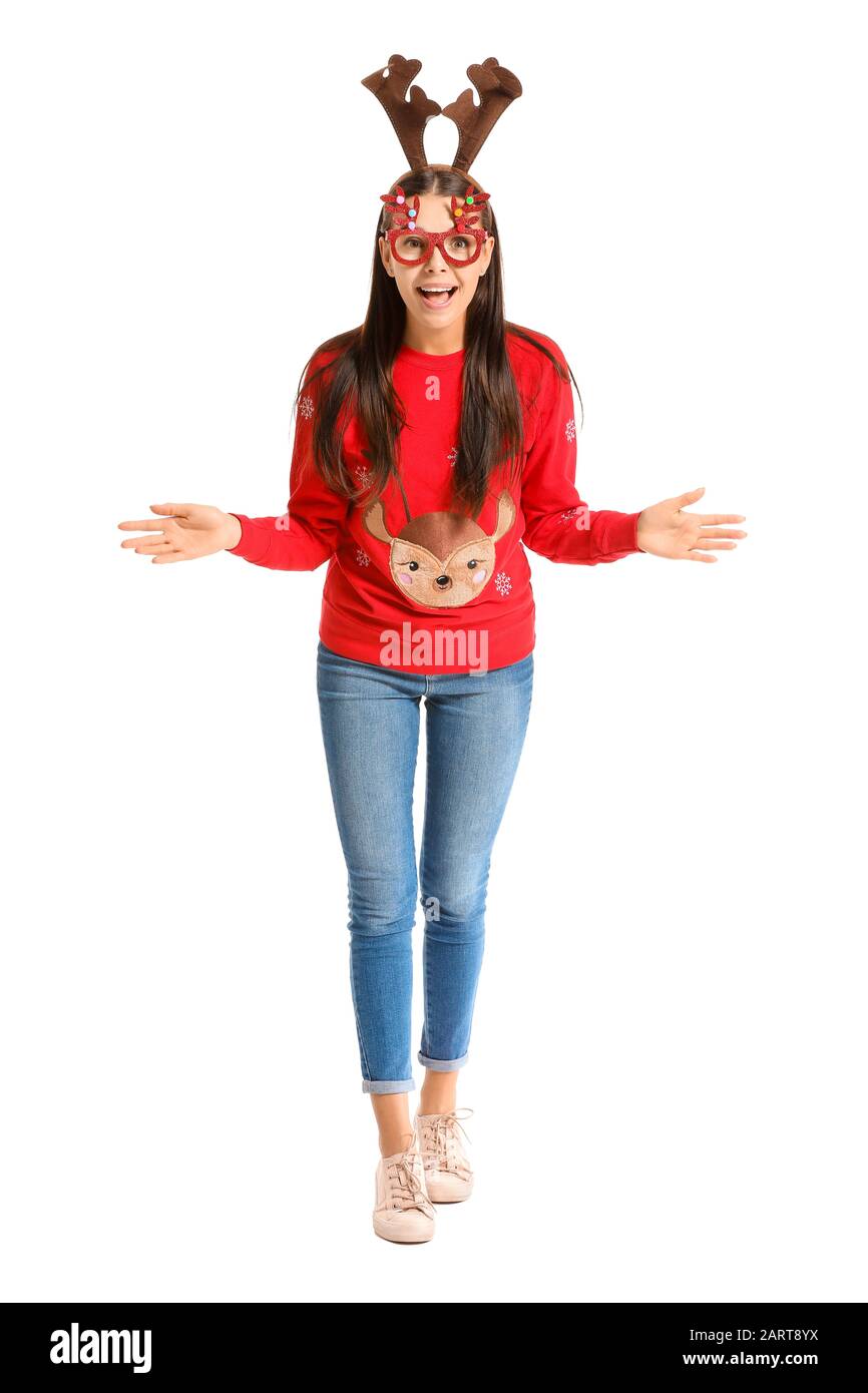 Lustige junge Frau im Weihnachts-Pullover auf weißem Hintergrund Stockfoto