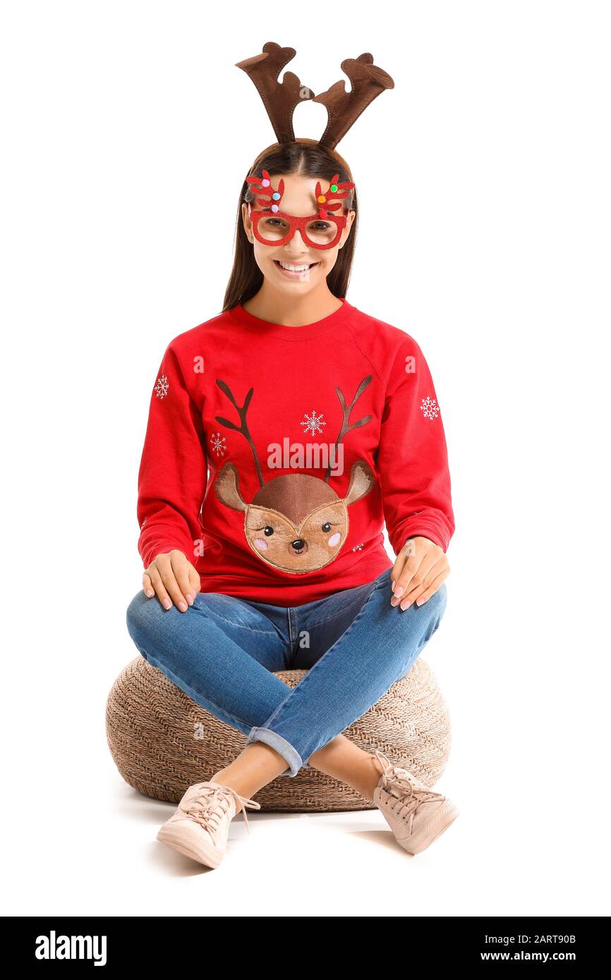 Lustige junge Frau im Weihnachts-Pullover auf weißem Hintergrund Stockfoto
