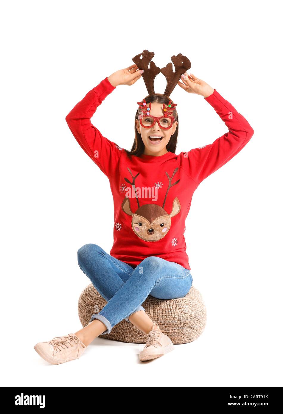 Lustige junge Frau im Weihnachts-Pullover auf weißem Hintergrund Stockfoto