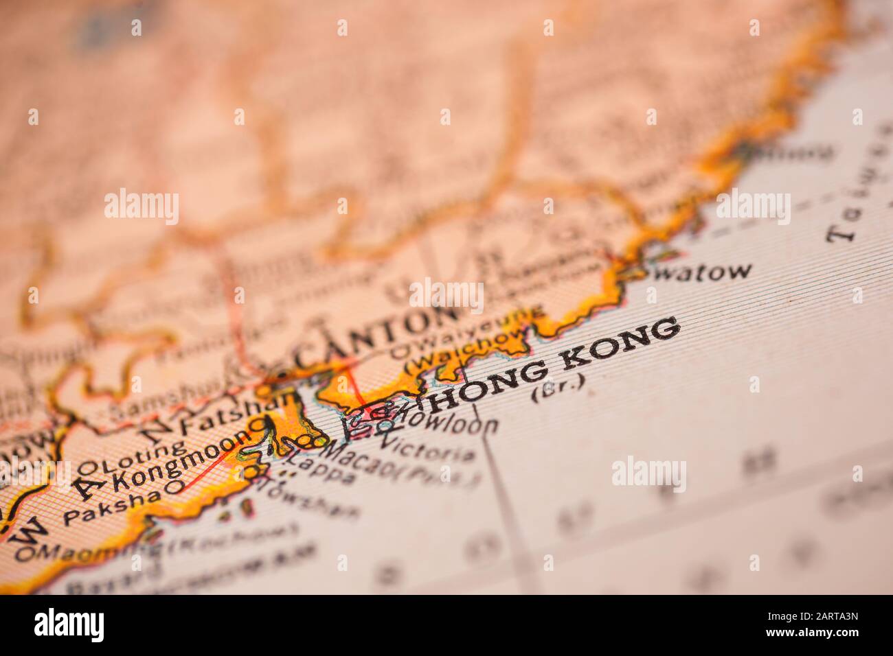 Woodbridge, NEW JERSEY/USA - 29. Januar 2020: Hongkong wird in diesem Bild aus einem alten Hammonds-Weltatlas hervorgehoben; Illustrationsredaktion Stockfoto