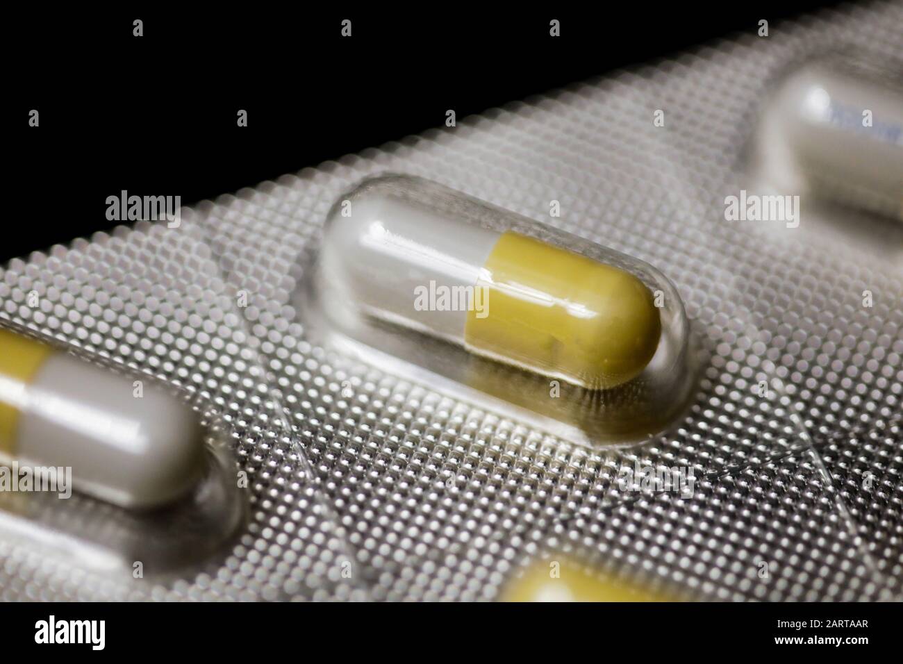 Bukarest, Rumänien - 26. Januar 2020: Nahaufnahme mit einer Tamiflu-Kapsel (Oseltamivir) auf einer Blisterpackung, einem antiviralen Medikament, das die blockiert Stockfoto