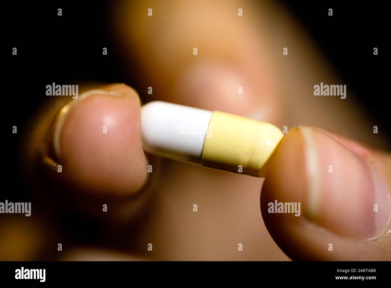 Bukarest, Rumänien - 26. Januar 2020: Nahaufnahme mit den Fingern einer Frau, die eine Tamiflu-Kapsel (Oseltamivir) hält, ein antivirales Medikament Stockfoto