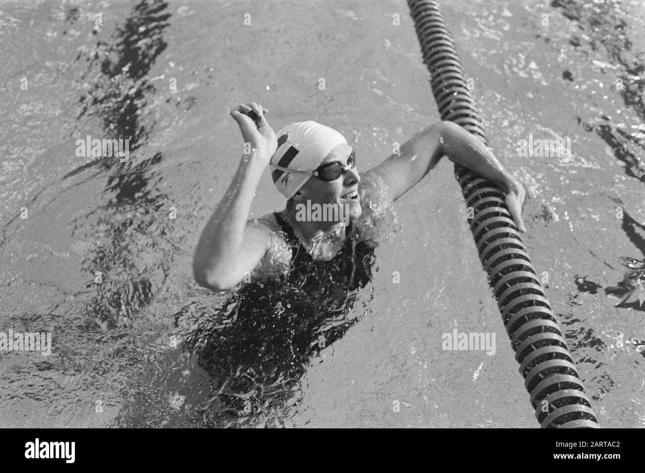 Speedomeet Badeturnierin Amersfoort; Freude an Annemarie Verstappen, nachdem sie den niederländischen Rekord von 100 m Freistil gebrochen hat Datum: 27. Januar 1985 Schlagwörter: Schwimmperson Name: Annemarie Verstappen, Speedomeet Stockfoto