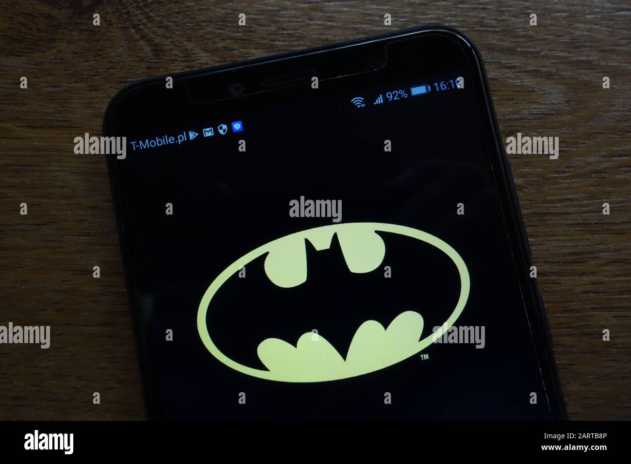 Das Batman-Logo wird auf einem modernen Smartphone angezeigt Stockfoto