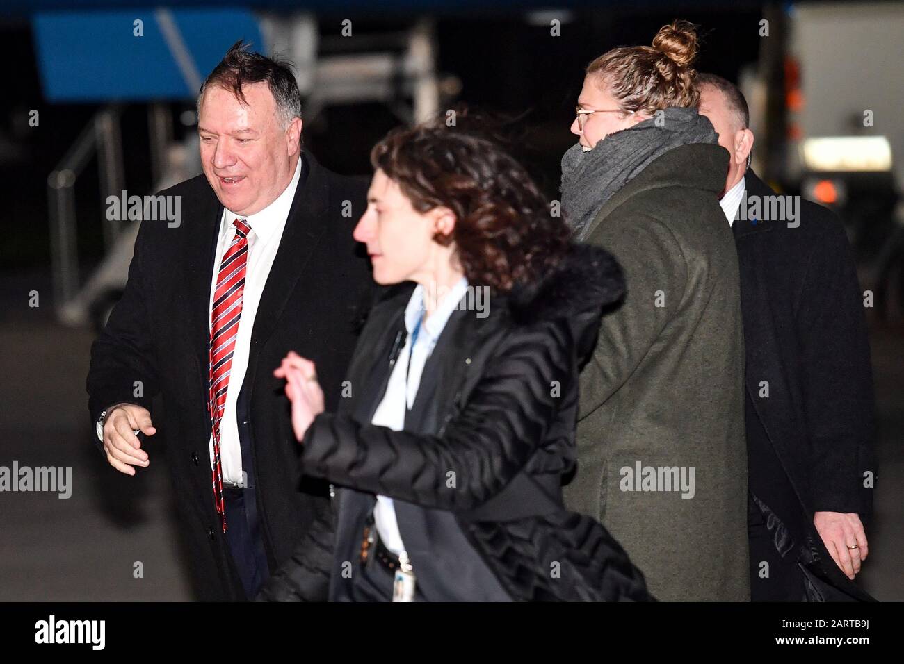 Der US-Außenminister Mike Pompeo kommt vor den Treffen mit Außenminister Dominic Raab und Premierminister Boris Johnson im Rahmen eines zweitägigen Besuches in Großbritannien am Flughafen Stansted in Essex an. Stockfoto