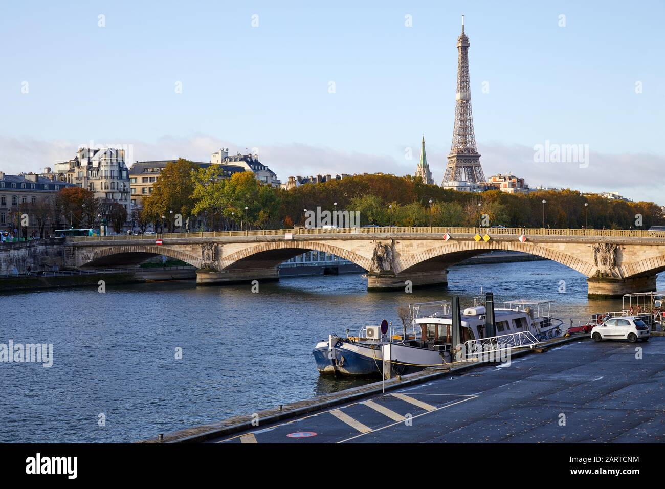 Eiffelturm und Brücke mit Blick auf die seine und leeren Docks an einem sonnigen Herbsttag in Paris, Frankreich Stockfoto