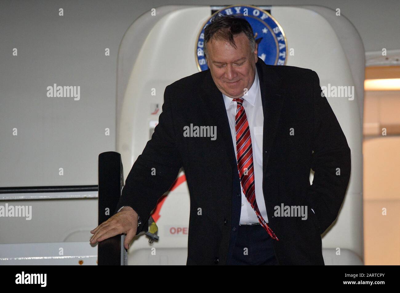 Der US-Außenminister Mike Pompeo kommt vor den Treffen mit Außenminister Dominic Raab und Premierminister Boris Johnson im Rahmen eines zweitägigen Besuches in Großbritannien am Flughafen Stansted in Essex an. Stockfoto