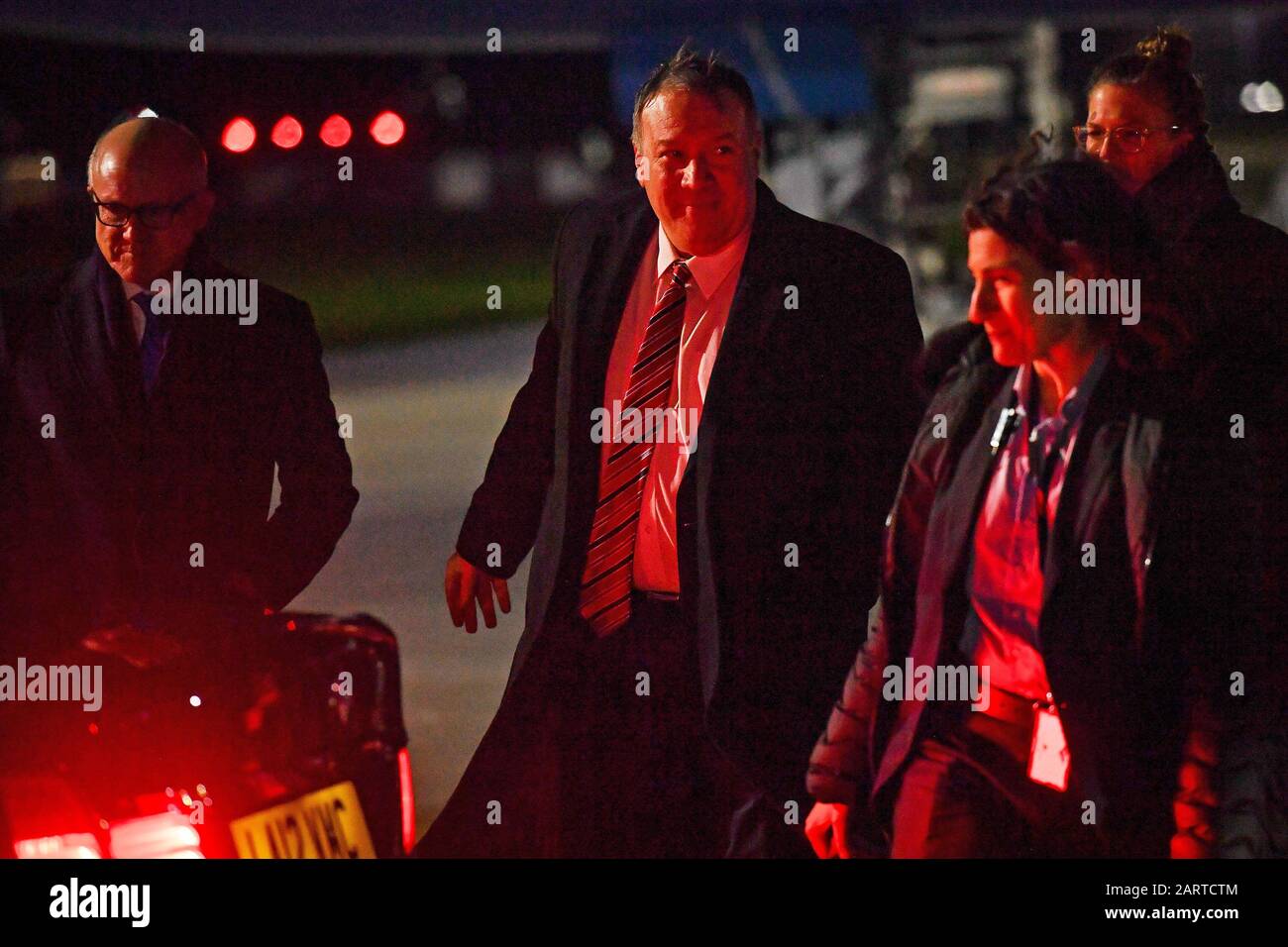 Der US-Außenminister Mike Pompeo kommt vor den Treffen mit Außenminister Dominic Raab und Premierminister Boris Johnson im Rahmen eines zweitägigen Besuches in Großbritannien am Flughafen Stansted in Essex an. Stockfoto