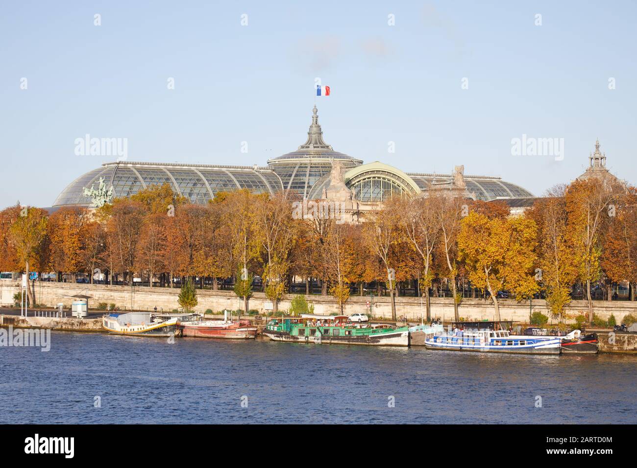Grand Palais mit Fluss seine und Herbstbäumen an einem sonnigen Tag in Paris, Frankreich Stockfoto