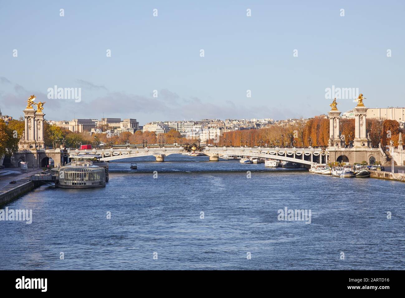 Alexander III. Brücke und seine an einem sonnigen Herbsttag in Paris, Frankreich Stockfoto