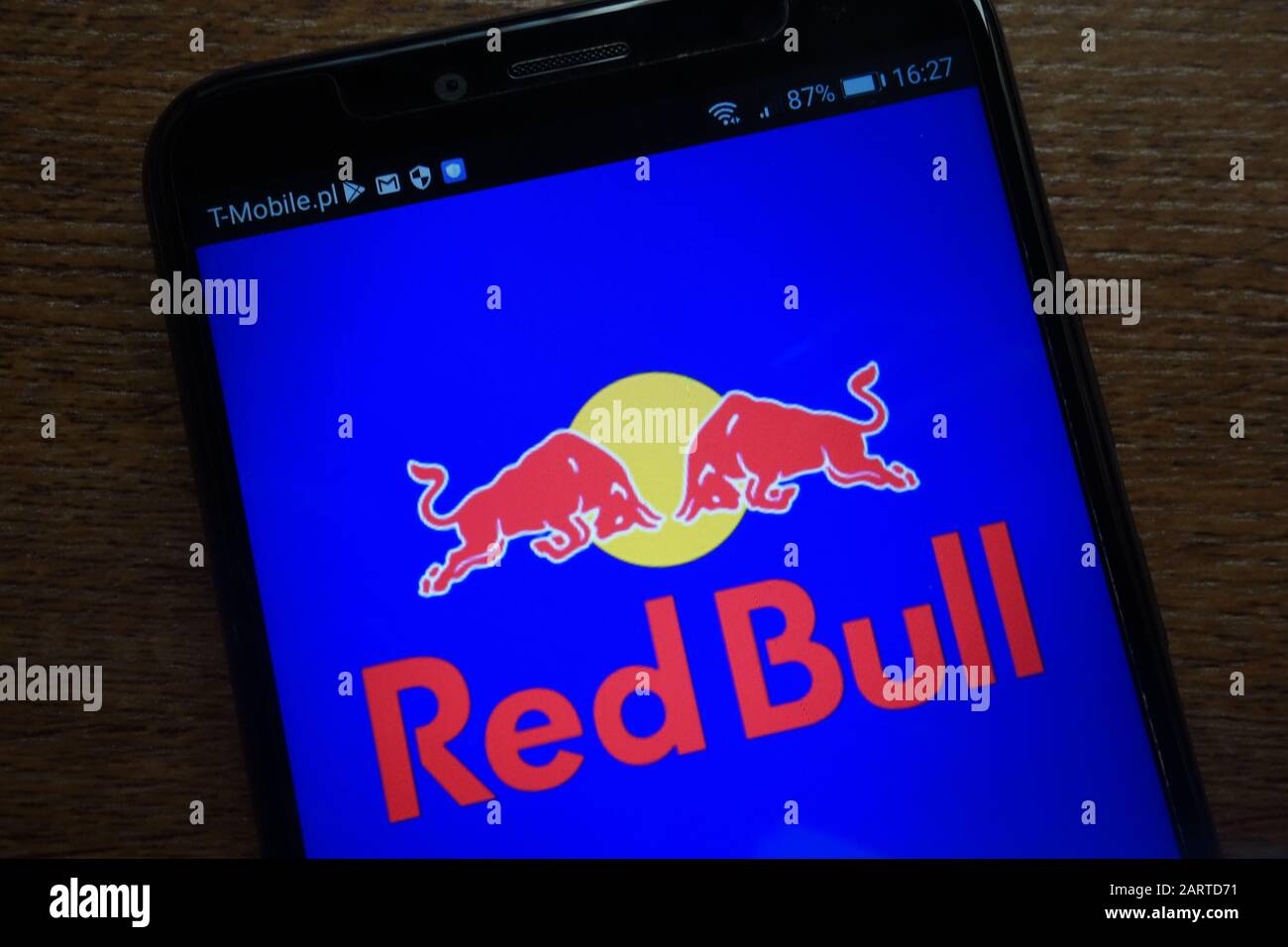 Das Red Bull-Logo wird auf einem modernen Smartphone angezeigt Stockfoto