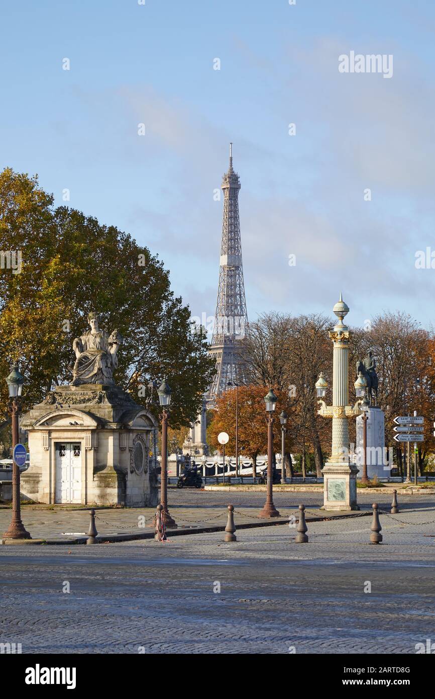 Place de la Concorde mit goldenen und grünen Straßenlampen und Blick auf den Eiffelturm an einem sonnigen Herbsttag in Paris, Frankreich Stockfoto