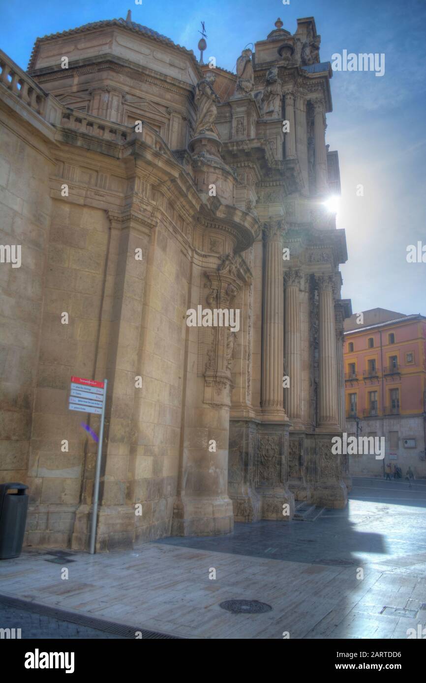 HDR-Bild der Sonne, die hinter der Kathedrale von Murcia, Spanien, scheint Stockfoto