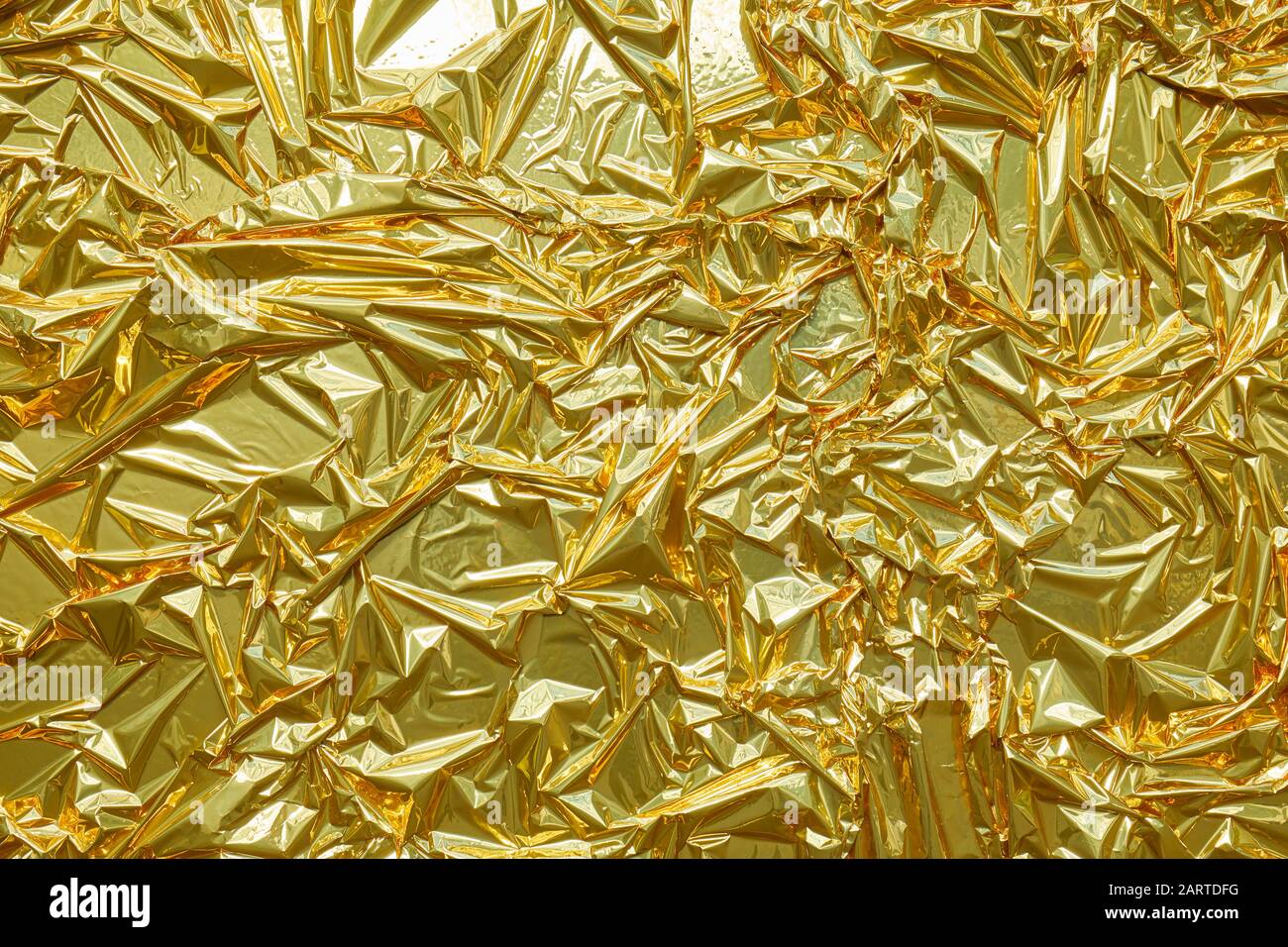 Goldenes metallisches Papier, zerknitterter Texturhintergrund Stockfoto