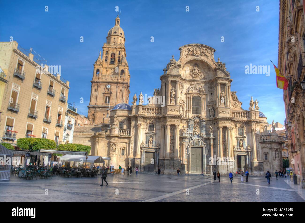 HDR-Bild der Kathedrale von Murcia und der Plaza del Cardenal Belluga, Murcia, Spanien Stockfoto