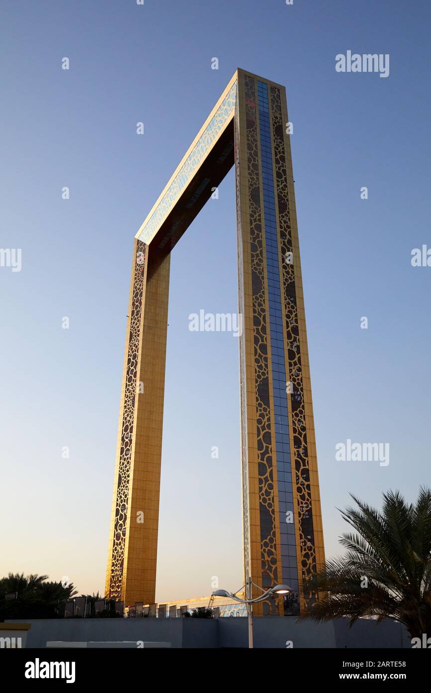 Dubai, VEREINIGTE ARABISCHE EMIRATE - 22. NOVEMBER 2019: Dubai Rahmen, goldene Beobachtungsattraktion am Abend, niedrige Sicht und klarer Himmel Stockfoto