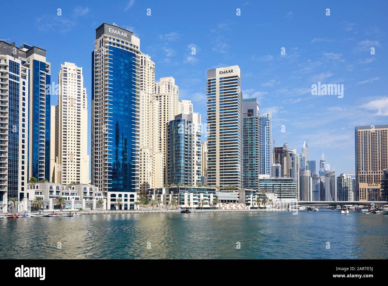 Dubai, VEREINIGTE ARABISCHE EMIRATE - 23. NOVEMBER 2019: Dubai Marina moderne Wolkenkratzer und Meer an einem sonnigen Tag, blauer Himmel in Dubai Stockfoto