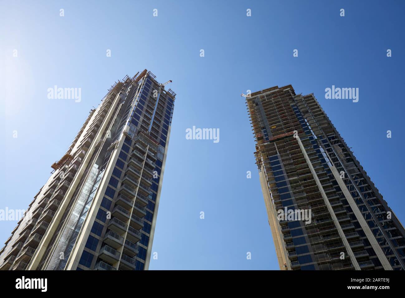 Dubai, VEREINIGTE ARABISCHE EMIRATE - 23. NOVEMBER 2019: Wolkenkratzer im Bau, Tiefwinkelansicht an einem sonnigen Tag, klarer blauer Himmel in Dubai Stockfoto