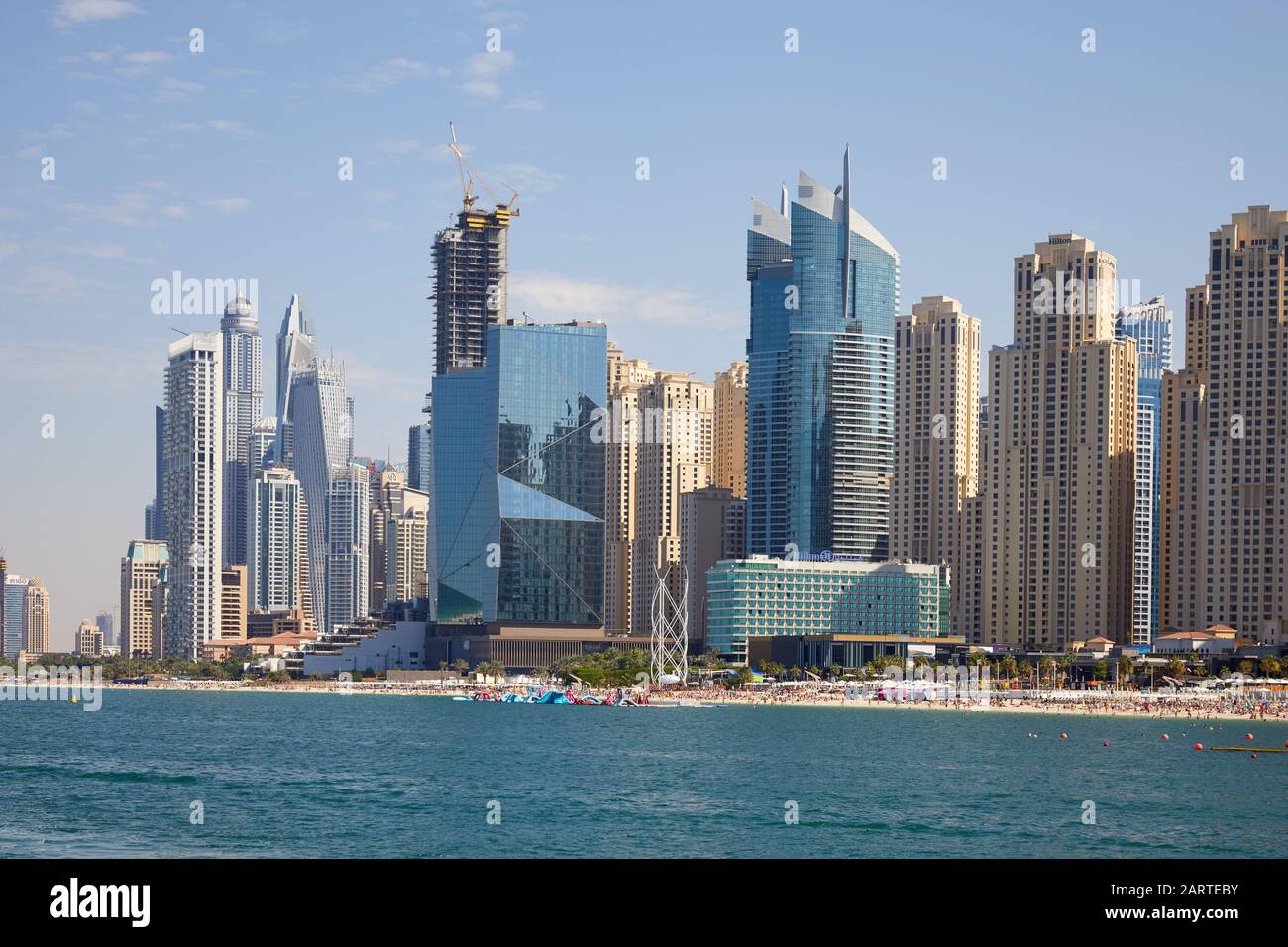 Dubai, VEREINIGTE ARABISCHE EMIRATE - 23. NOVEMBER 2019: Wolkenkratzer und Küste von Dubai Marina mit Strand an einem sonnigen Tag, klarer blauer Himmel in Dubai Stockfoto