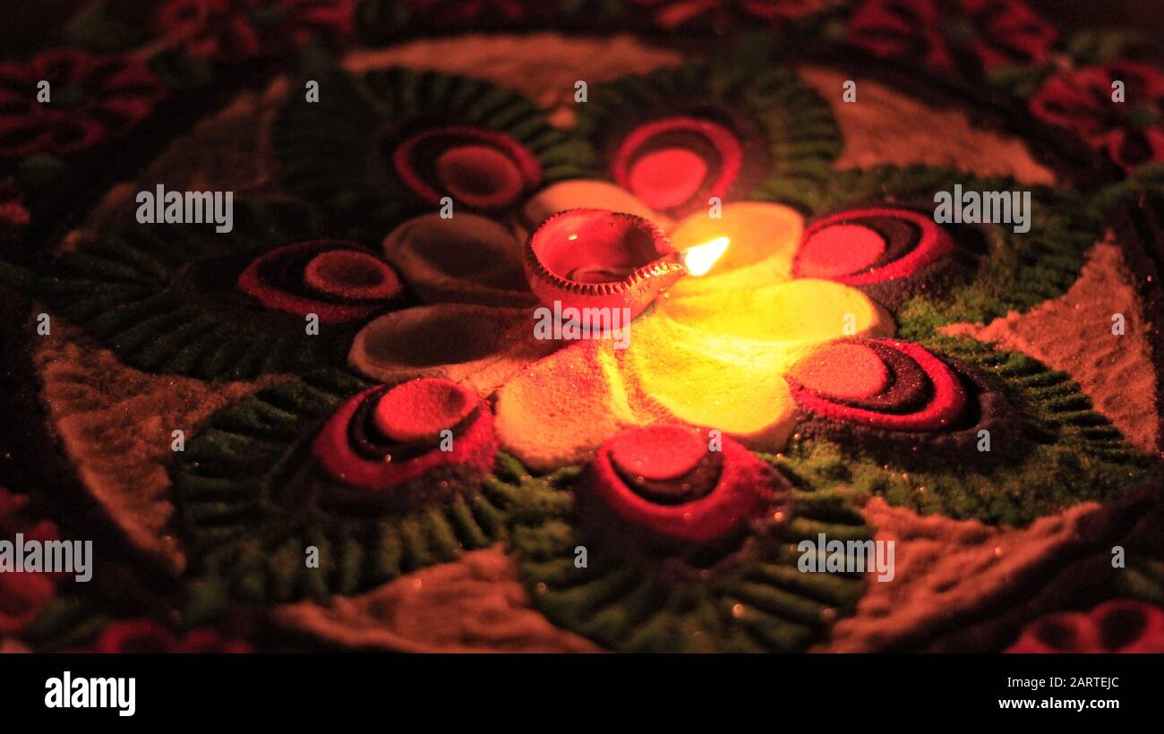 Erde- oder Tonlampe, die Licht im Dunkeln strahlt.Diese Lampentypen sind in indien und nepal verbreitet, vor allem in Diwali.(Indianerfestival). Stockfoto