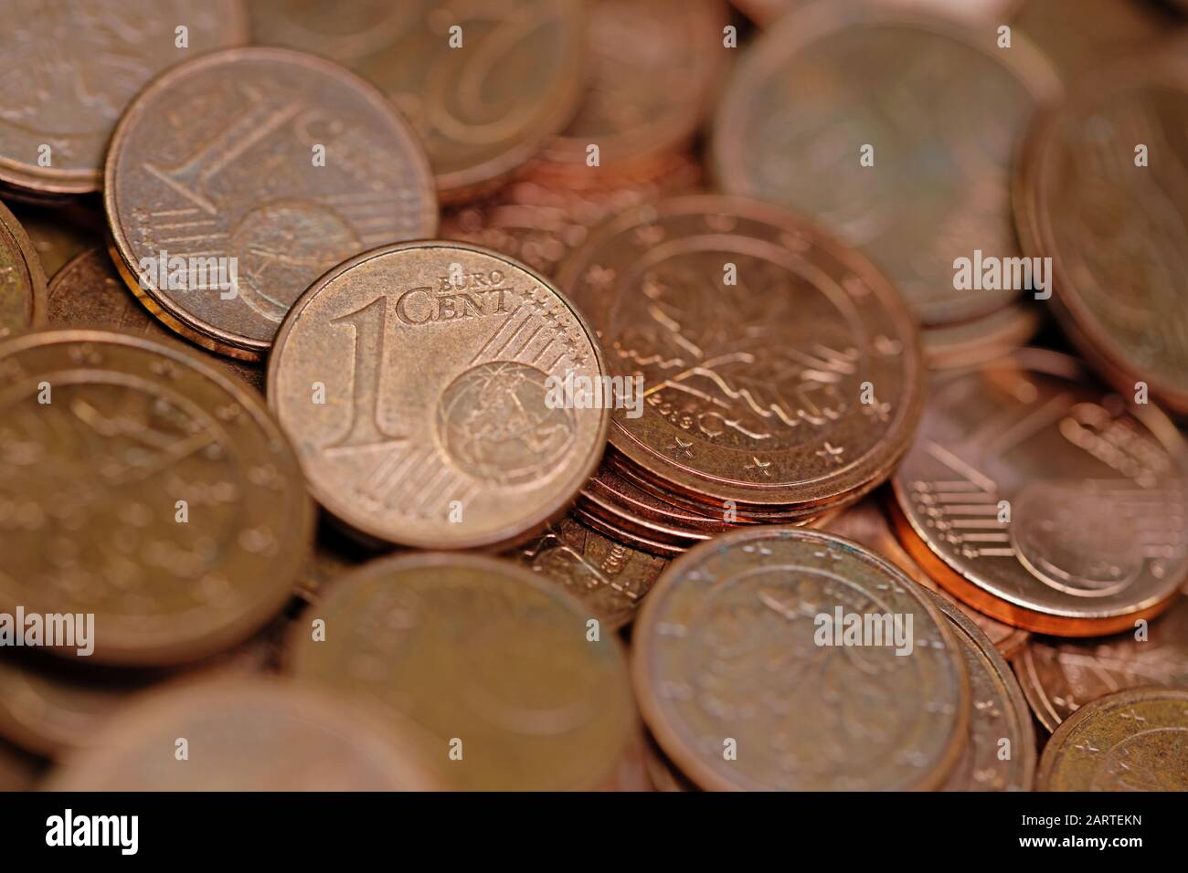 Kleine Euro-Cent-Münzen in Nahaufnahme Stockfoto