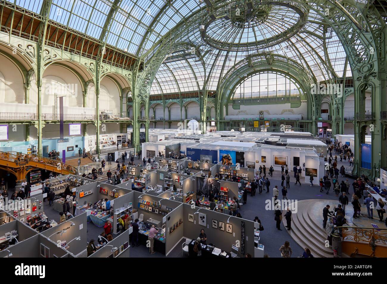 Paris - 7. NOVEMBER 2019: Paris Fotokunst fair Hochwinkelansicht mit Menschen, Terrasse und Buchhandlung im Grand Palais in Paris, Frankreich. Stockfoto