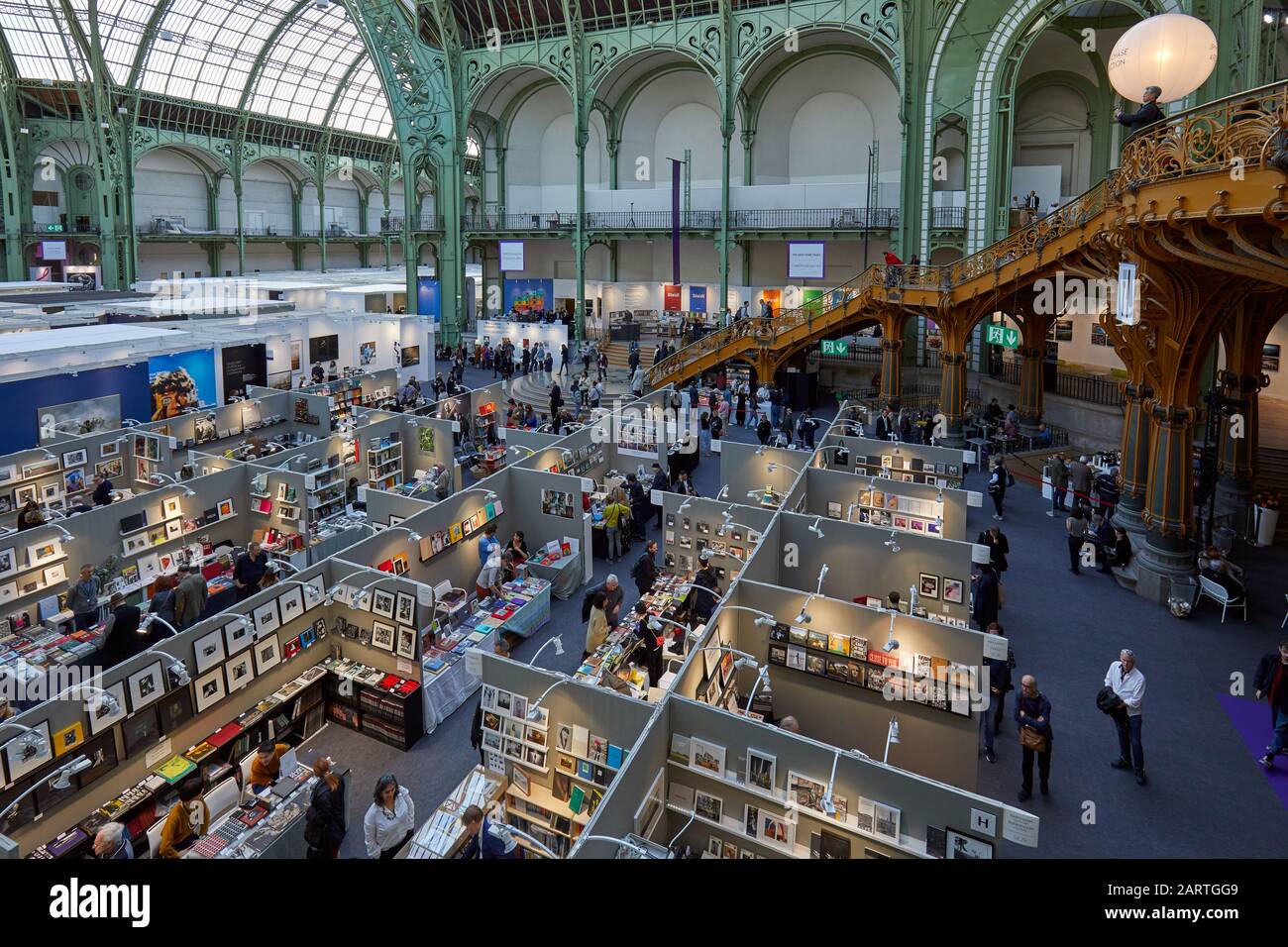 Paris - 7. NOVEMBER 2019: Paris Fotokunst fair Hochwinkelansicht mit Menschen, Terrasse und Buchhandlung im Grand Palais in Paris, Frankreich. Stockfoto