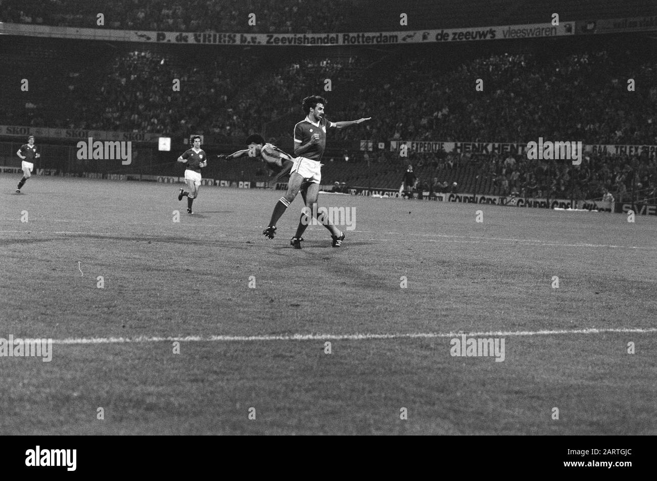 Überland Niederlande gegen Irland (2-1) in der Vorrunde des EM-Spiels Moment Datum: 22. September 1982 Ort: Rotterdam, Süd-Holland Schlüsselwörter: Sport, Fußball Stockfoto