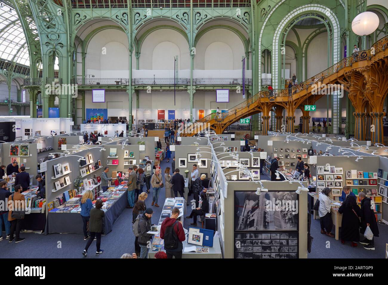 Paris - 7. NOVEMBER 2019: Paris Fotokunst fair Hochwinkelansicht mit Menschen, Terrasse und Buchhandlung im Grand Palais in Paris, Frankreich. Stockfoto