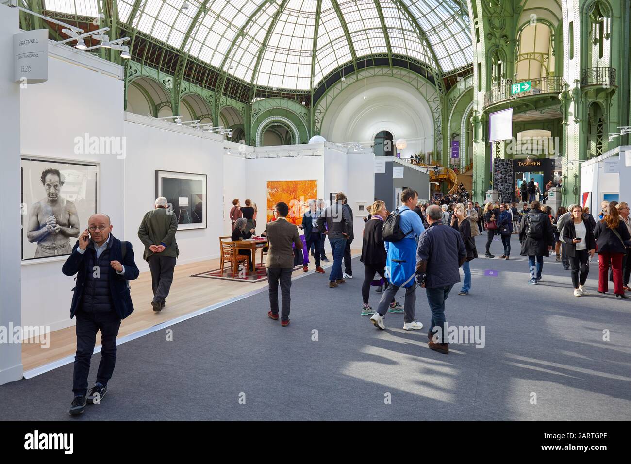 Paris - 7. NOVEMBER 2019: Pariser Foto-Kunstmesse mit Menschen, Terrasse und Galerien im Grand Palais in Paris, Frankreich. Stockfoto