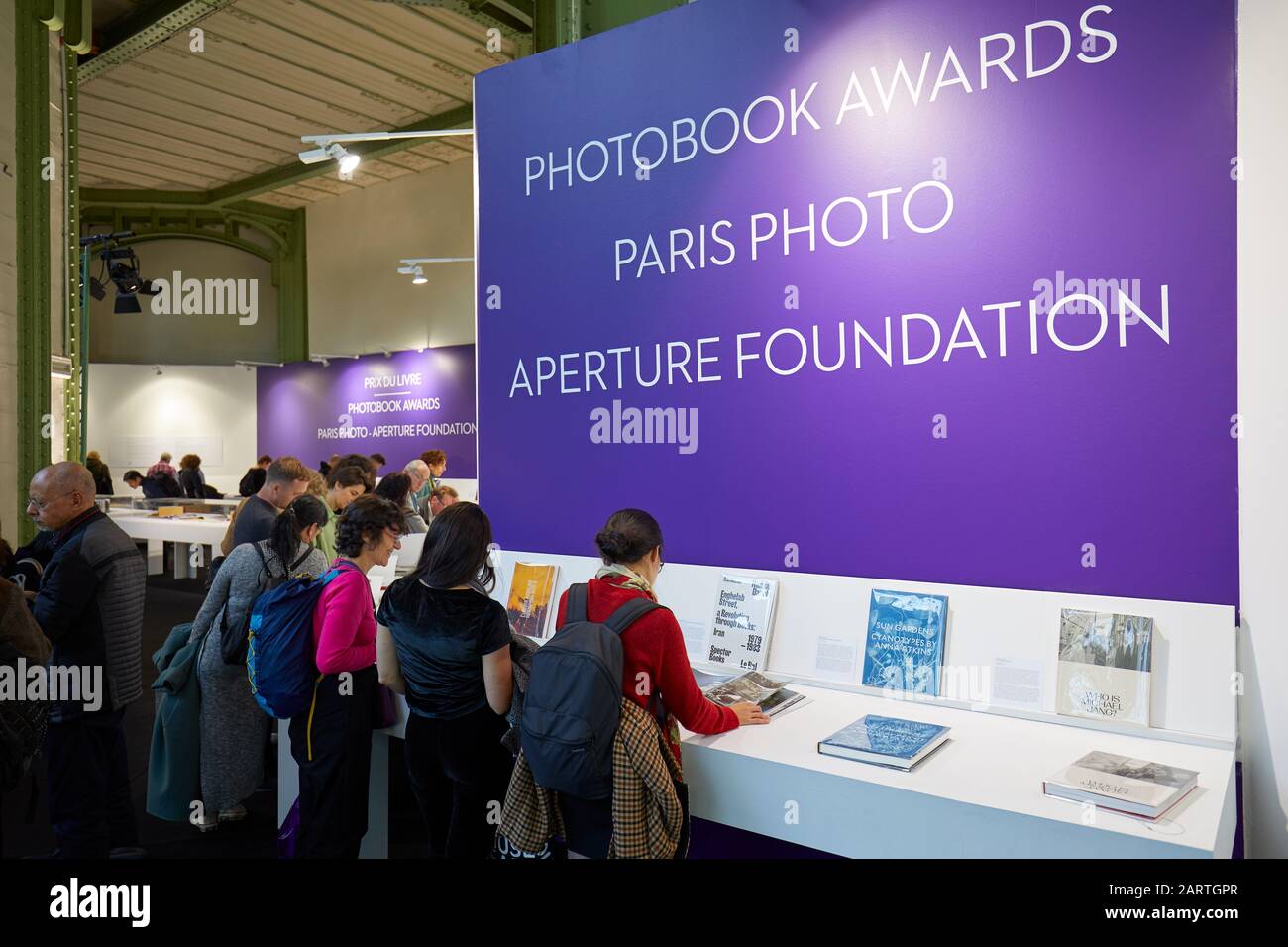 Paris - 7. NOVEMBER 2019: Paris Photo Art Fair, Photobook Awards Area mit Menschen im Grand Palais in Paris, Frankreich. Stockfoto