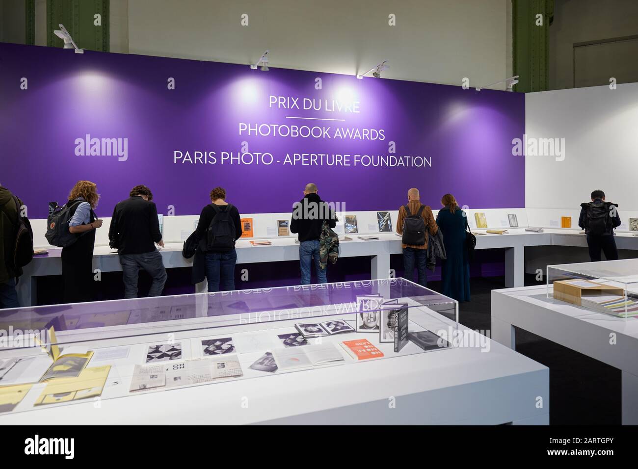 Paris - 7. NOVEMBER 2019: Paris Photo Art Fair, Photobook Awards Area mit Menschen im Grand Palais in Paris, Frankreich. Stockfoto