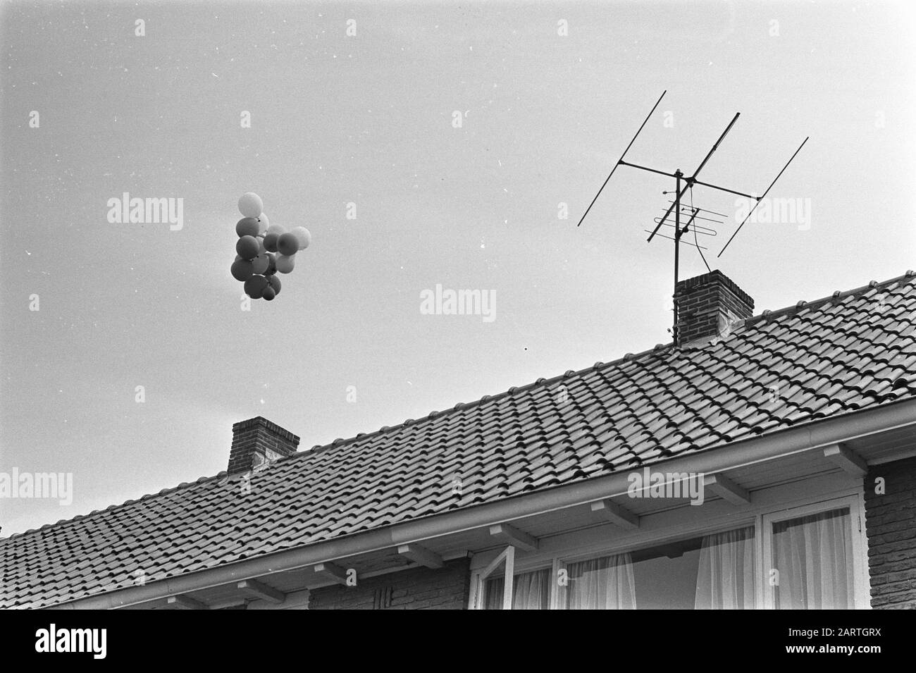 Luftballons gegen Flugzeuge in Zwanenburg aufgrund von Lärmbelästigung; Luftballons über Dach Datum: 31. Juli 1970 Standort: Noord-Holland, Zwanenburg Schlagwörter: Luftballons, APPLANES, Dächer: Evers, Joost/Anefo Stockfoto