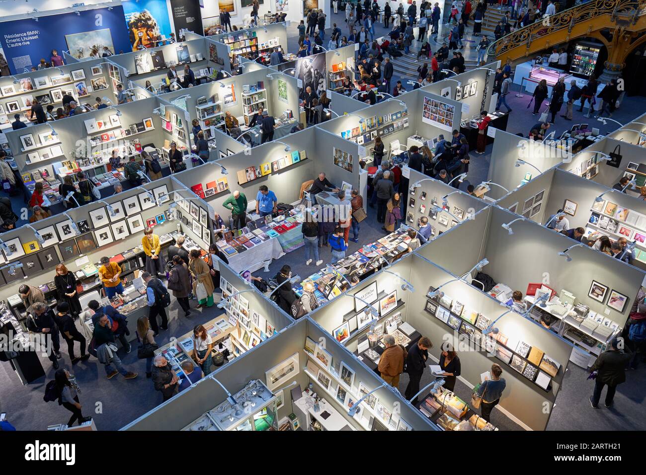 Paris - 7. NOVEMBER 2019: Paris Photo Art Fair, hochwinkelig mit Menschen- und Buchhandelsbereich im Grand Palais in Paris, Frankreich. Stockfoto