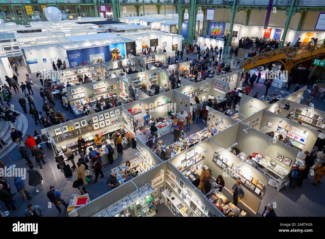 Paris - 7. NOVEMBER 2019: Paris Photo Art Fair, hochwinkelig mit Menschen- und Buchhandelsbereich im Grand Palais in Paris, Frankreich. Stockfoto