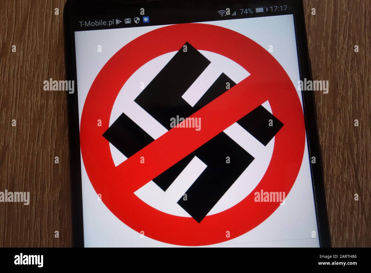 Auf einem modernen Smartphone wird kein Faschismussymbol angezeigt Stockfoto