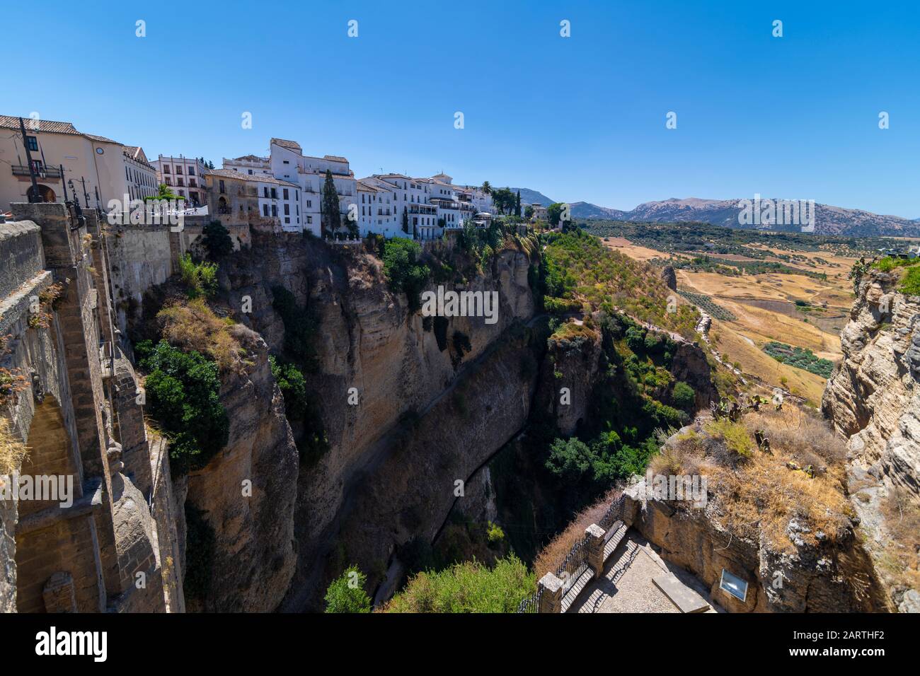 Ronda, Spanien, 17.08.2019: Die Stadt Ronda in Spanien bietet Aussichtspunkte und Orte, von denen aus spektakuläre Ausblicke zu sehen sind, in diesem Fall Ansicht fr Stockfoto